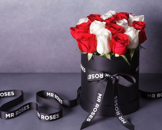 white and red roses hat box